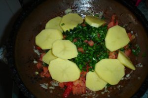 Pilaf sîrbesc la cuptor, în ghiveci de pămînt smălţuit