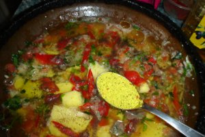 Pilaf sîrbesc la cuptor, în ghiveci de pămînt smălţuit