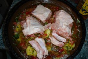 Pilaf sîrbesc la cuptor, în ghiveci de pămînt smălţuit