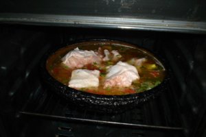 Pilaf sîrbesc la cuptor, în ghiveci de pămînt smălţuit