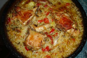 Pilaf sîrbesc la cuptor, în ghiveci de pămînt smălţuit