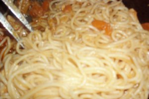 Spaghete în sos de morcovi cu pui