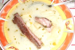 Bors de cartofi cu afumatura si leustean