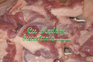 Fleica de porc prajita in ceaun cu mamaliguta si mujdei de usturoi