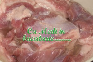 Fleica de porc prajita in ceaun cu mamaliguta si mujdei de usturoi