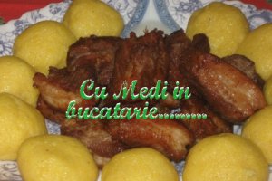 Fleica de porc prajita in ceaun cu mamaliguta si mujdei de usturoi