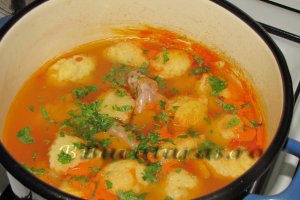 Supa de curcan cu rosii si galusti de branza