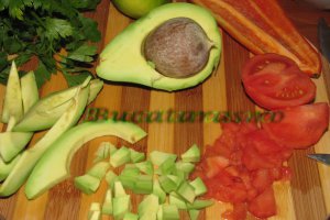Salsa cu avocado, rosii si ardei