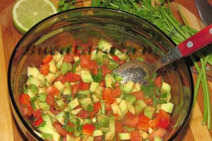 Salsa cu avocado, rosii si ardei