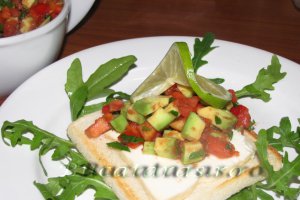 Salsa cu avocado, rosii si ardei