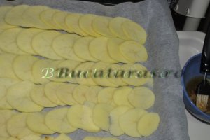Cartofi crantzaniti cu usturoi si ementaler