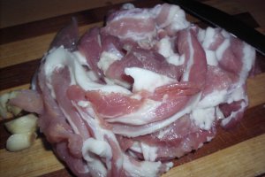 Bacon crud tras în tigaie