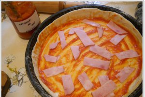 Pizza cu piept de pui si sunca