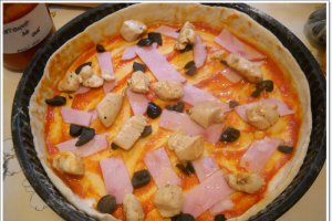 Pizza cu piept de pui si sunca