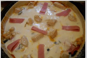 Pizza cu piept de pui si sunca