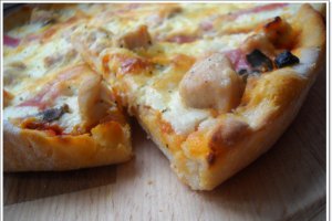 Pizza cu piept de pui si sunca