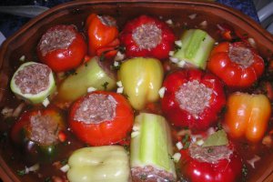 Dovlecei, ardei, gogosari, rosii umplute in vas roman