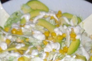 Salata cu avocado si porumb