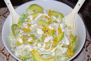 Salata cu avocado si porumb