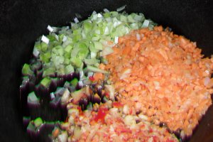 Mancarica de cartofi cu vinete si carne tocata la ceaun