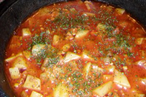 Mancarica de cartofi cu vinete si carne tocata la ceaun