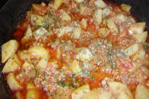 Mancarica de cartofi cu vinete si carne tocata la ceaun