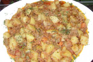 Mancarica de cartofi cu vinete si carne tocata la ceaun