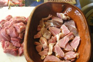 Carne de porc proaspata si afumata,cartofi si bureti,in vasul roman