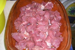 Carne de porc proaspata si afumata,cartofi si bureti,in vasul roman