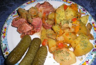 Carne de porc proaspata si afumata,cartofi si bureti,in vasul roman