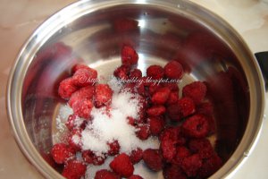 Tort cu crema de vanilie si zmeura