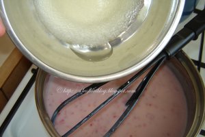 Tort cu crema de vanilie si zmeura