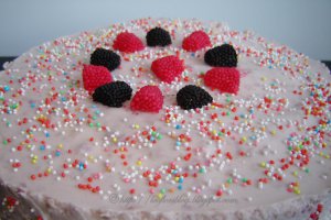 Tort cu crema de vanilie si zmeura