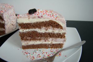 Tort cu crema de vanilie si zmeura