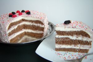 Tort cu crema de vanilie si zmeura