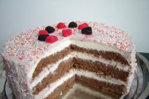 Tort cu crema de vanilie si zmeura