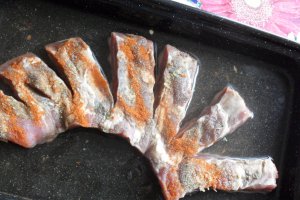 Costite afumate cu varza calita si cartofi aurii