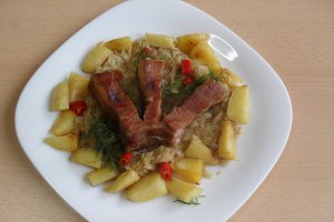 Costite afumate cu varza calita si cartofi aurii