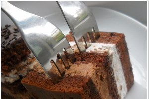 Prajitura cu ciocolata,frisca si batoane "mars"