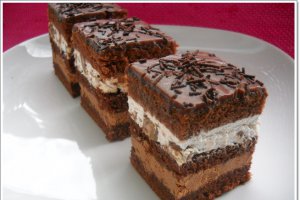 Prajitura cu ciocolata,frisca si batoane "mars"