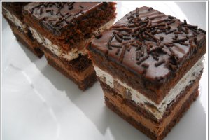 Prajitura cu ciocolata,frisca si batoane "mars"