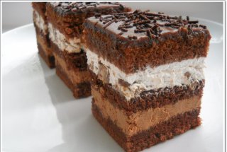 Prajitura cu ciocolata,frisca si batoane 