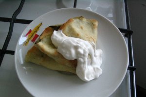 Clatite umplute cu branza si spanac