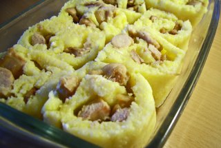 Rulouri de mamaliga cu carne de pui