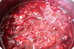 Tort cu visine si crema fina de unt cu vanilie
