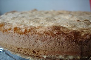 Tort cu visine si crema fina de unt cu vanilie