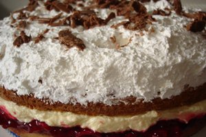 Tort cu visine si crema fina de unt cu vanilie