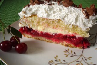 Tort cu visine si crema fina de unt cu vanilie