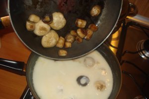Ciulama cu ciuperci si mamaliguta