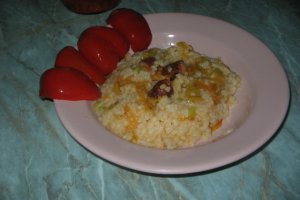 Pilaf cu carnaciori la cuptor